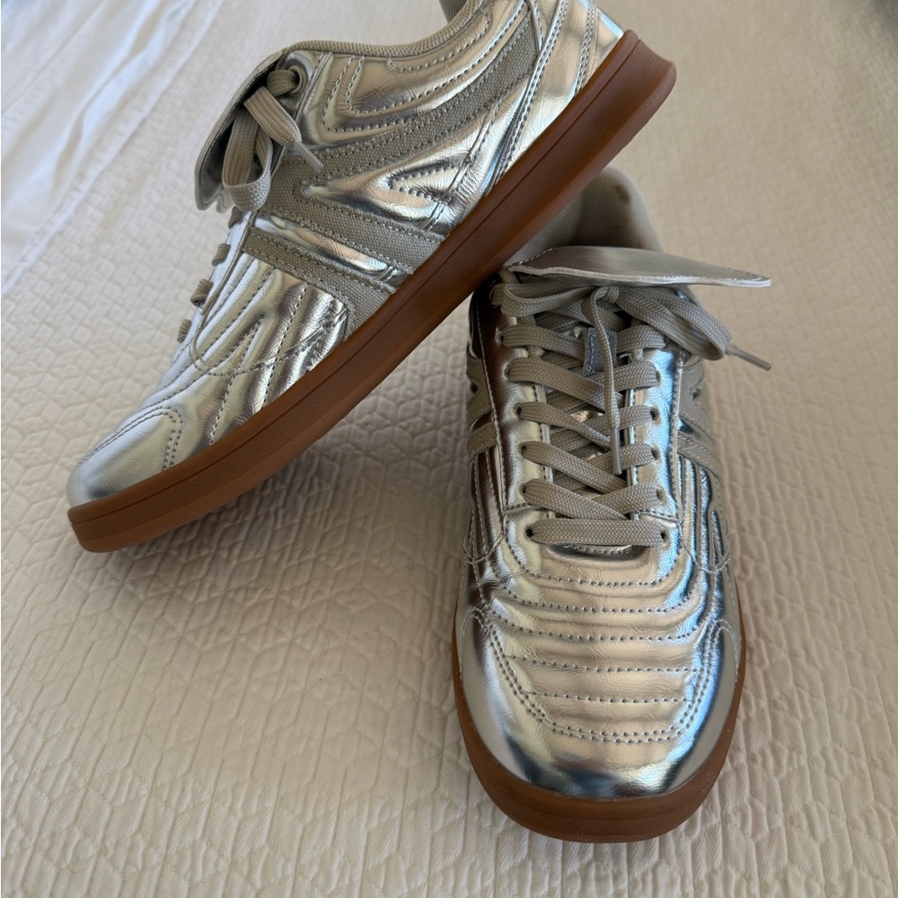 Project Cloud Vegan Leather Silver Metallic Sneakers NWOT Size 11 Women’s - Picture 4 of 5